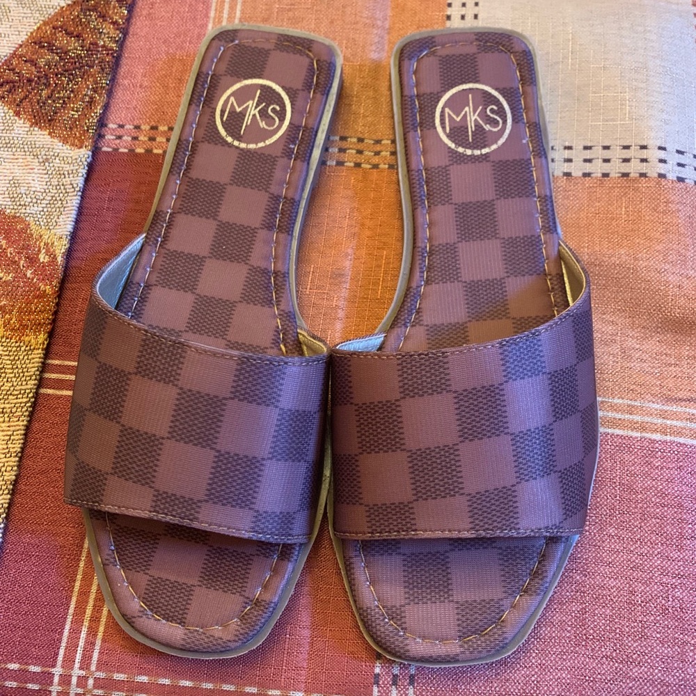 Women’s boutique slides size 6 never worn